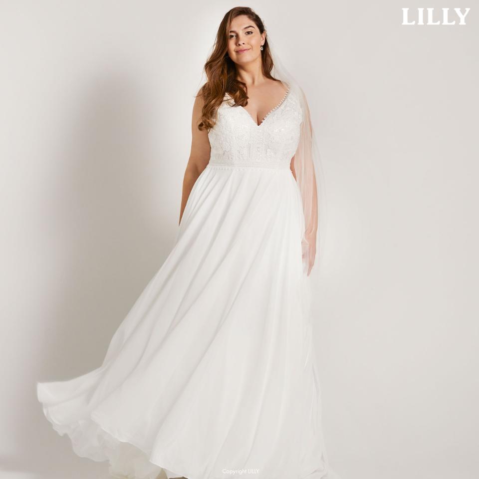 Flowing bridalgowns are perfect for plussize brides