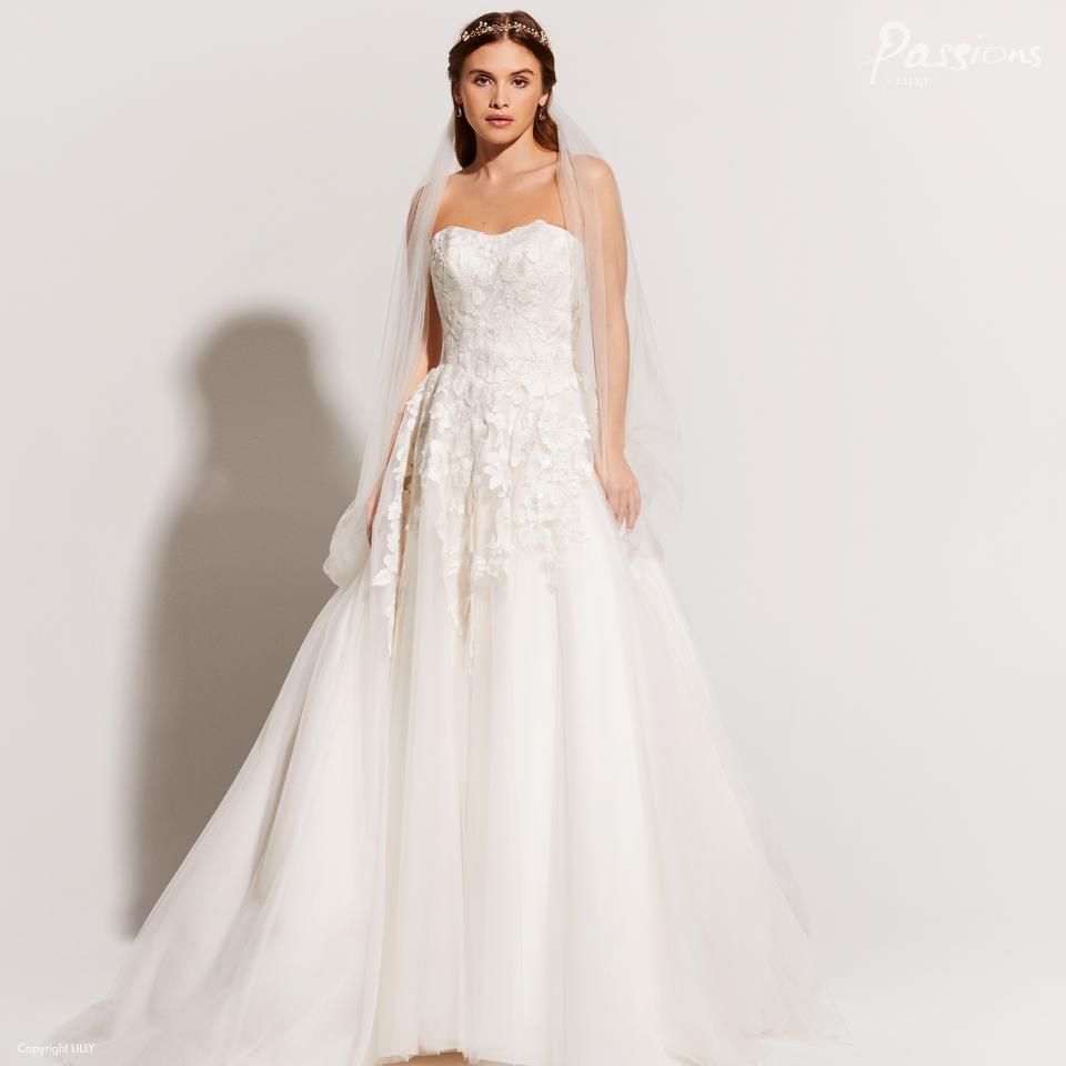 Strapsless Bridaldress with floral lace