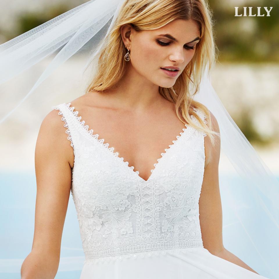 Enkel cremefarvet satin brudekjole