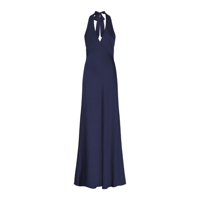 Le satin bleu profond est la pièce maîtresse de cette élégante robe de soirée près du corps.